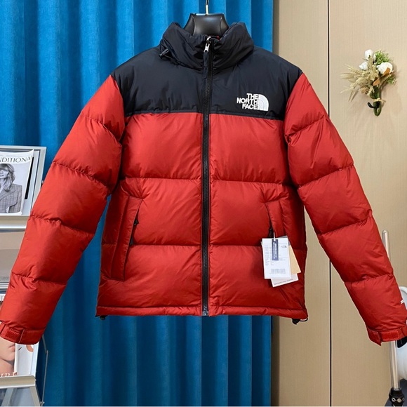 The North Face Men's Puffer Jacket in Red and Black - Picture 1 of 5